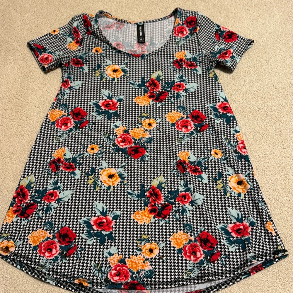 Beautiful floral and houndstooth mix top!